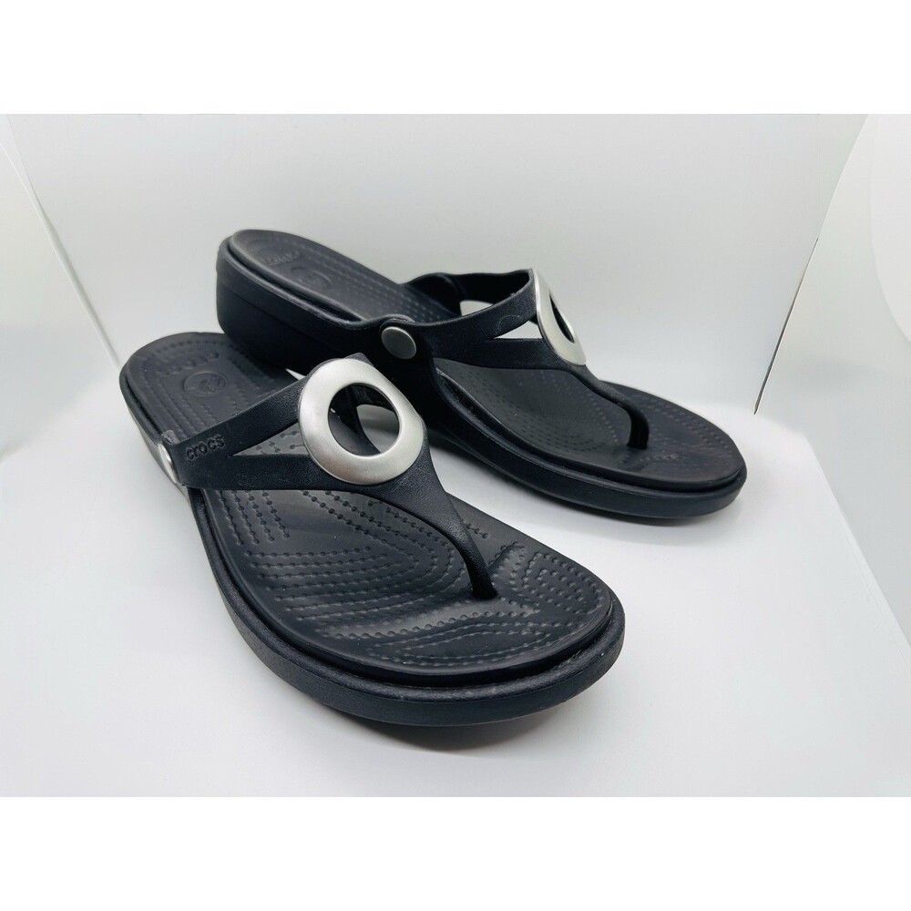 Crocs Sanrah Wedge Flip Flop Sandals – Black/Silver Circle Medallion Size 8 Heel